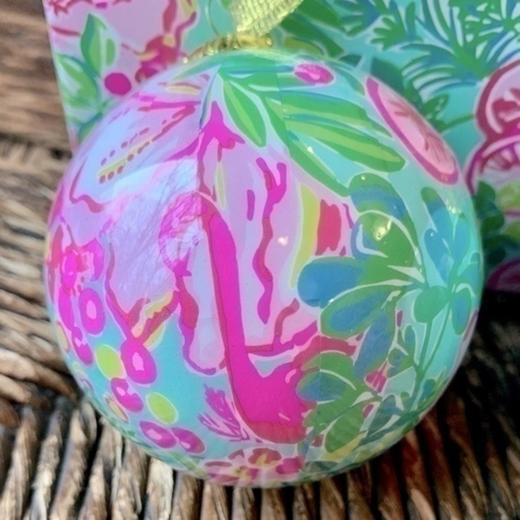 ✨💖 Lilly Pulitzer Seafoam Green and Flamingo Pink Ornament Set 💖 - Picture 10 of 12